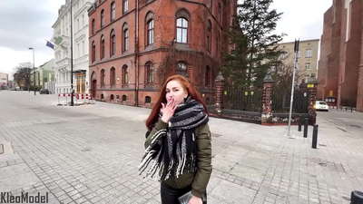 Opinber pallbíll: falleg stúlka er rífin fyrir iPhone og fær ásamt í kisuna sína. CleoModel